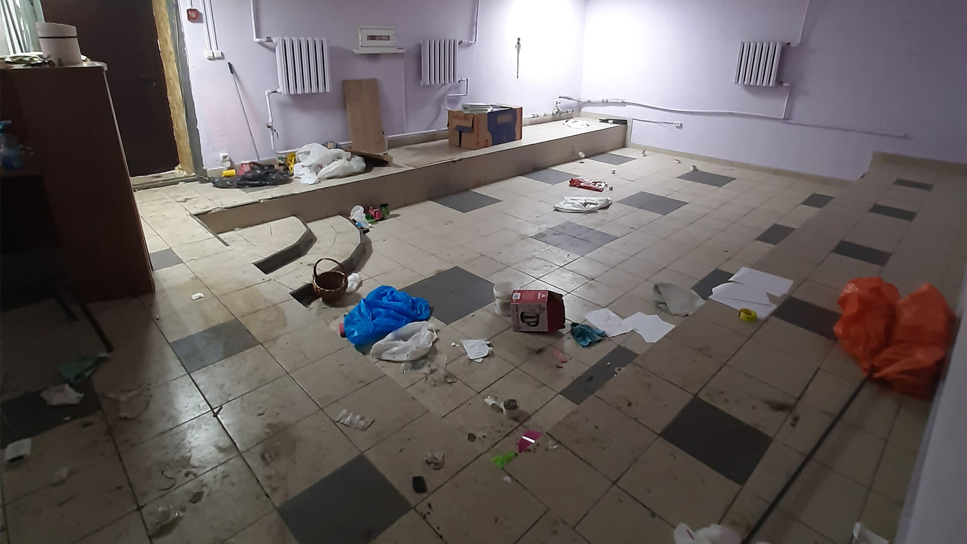 Помещение до клининга после потопа